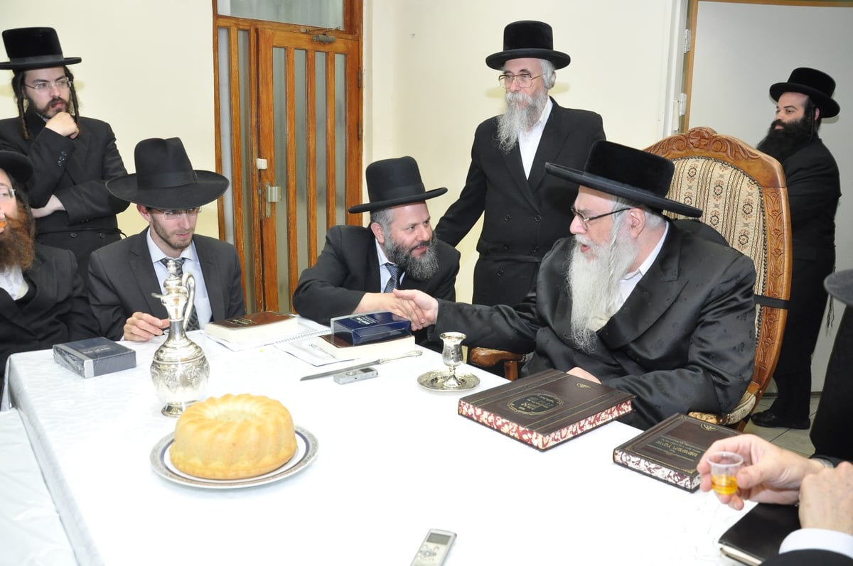 צפו: שירת הפיוט "אשורר שירה" אצל הרבי מצאנז