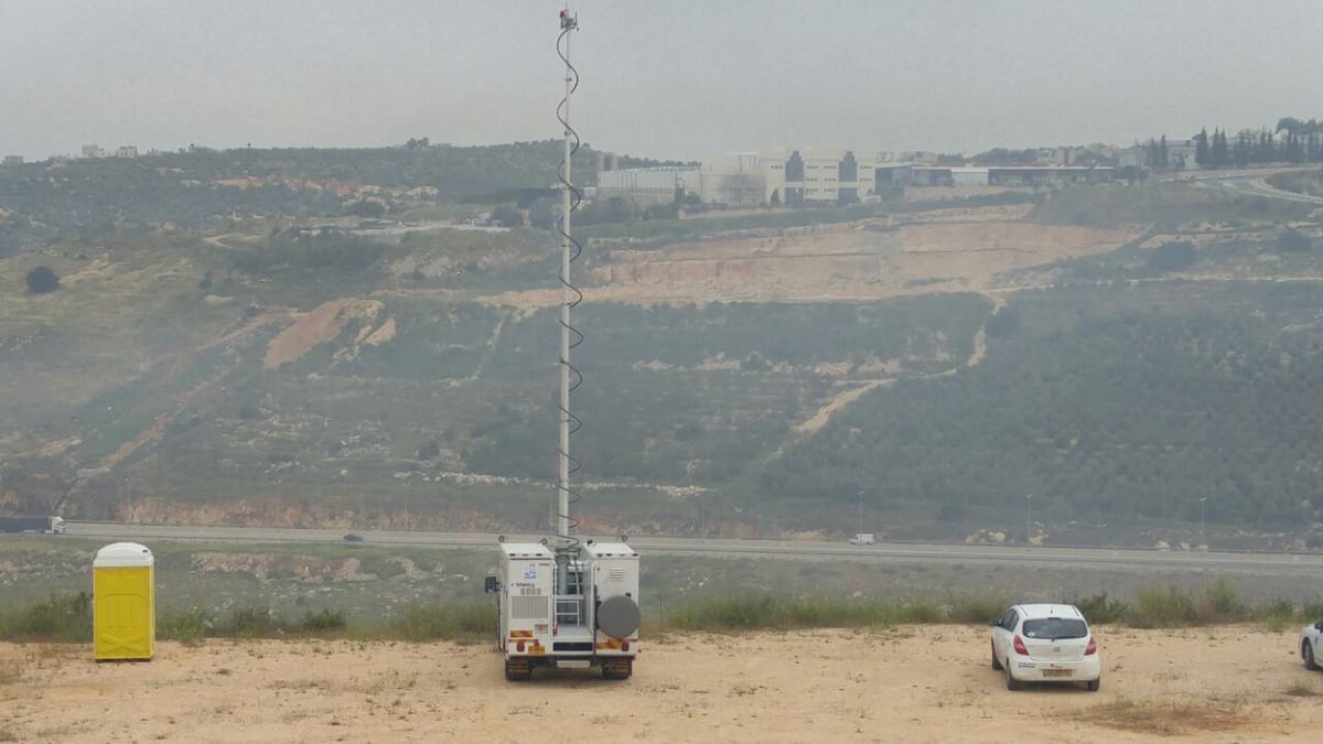 צפו: נפילת טילים על רכבים ומפעלים עם חומ"ס