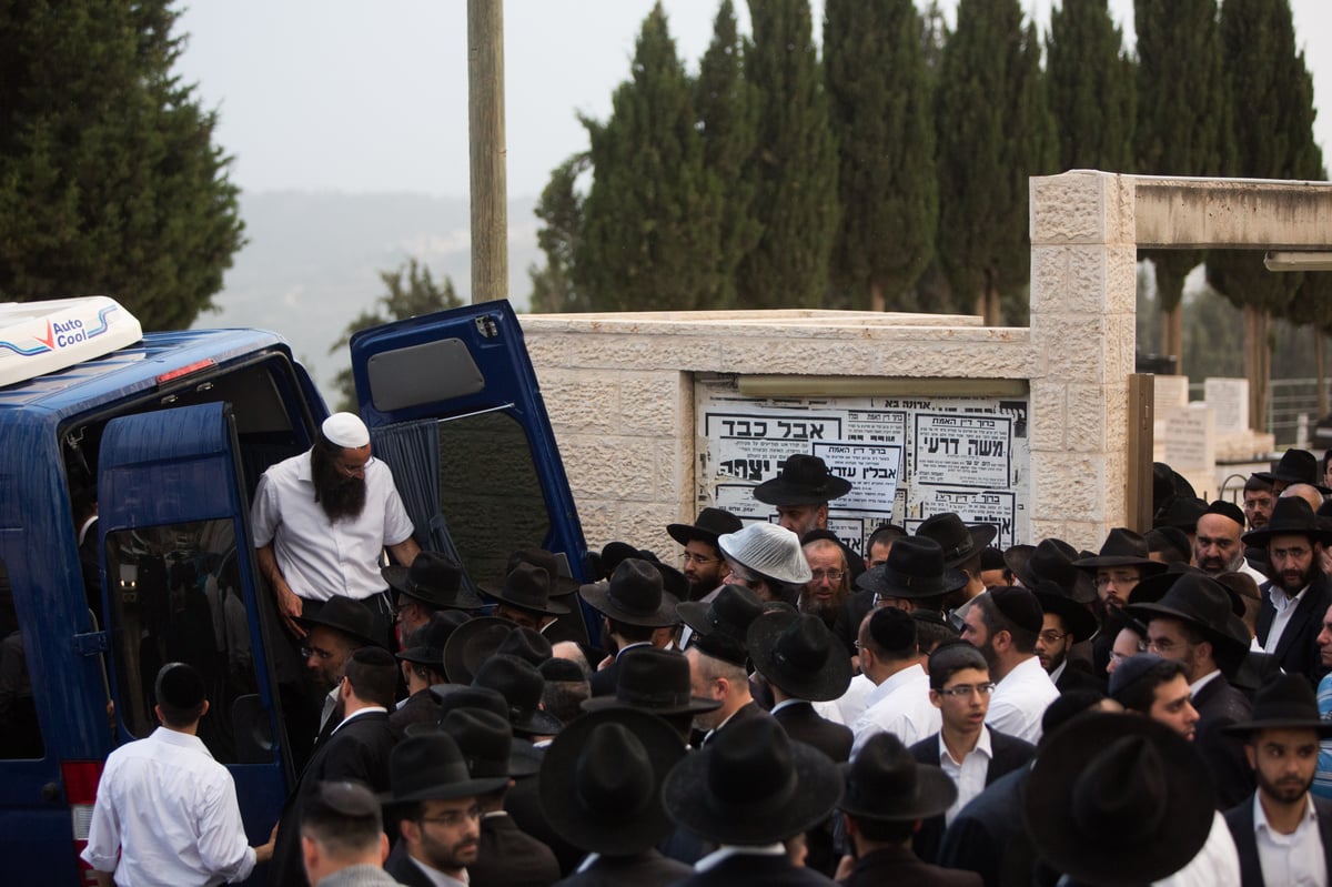 תיעוד עצוב: הילד שנדרס בי-ם הובא למנוחות