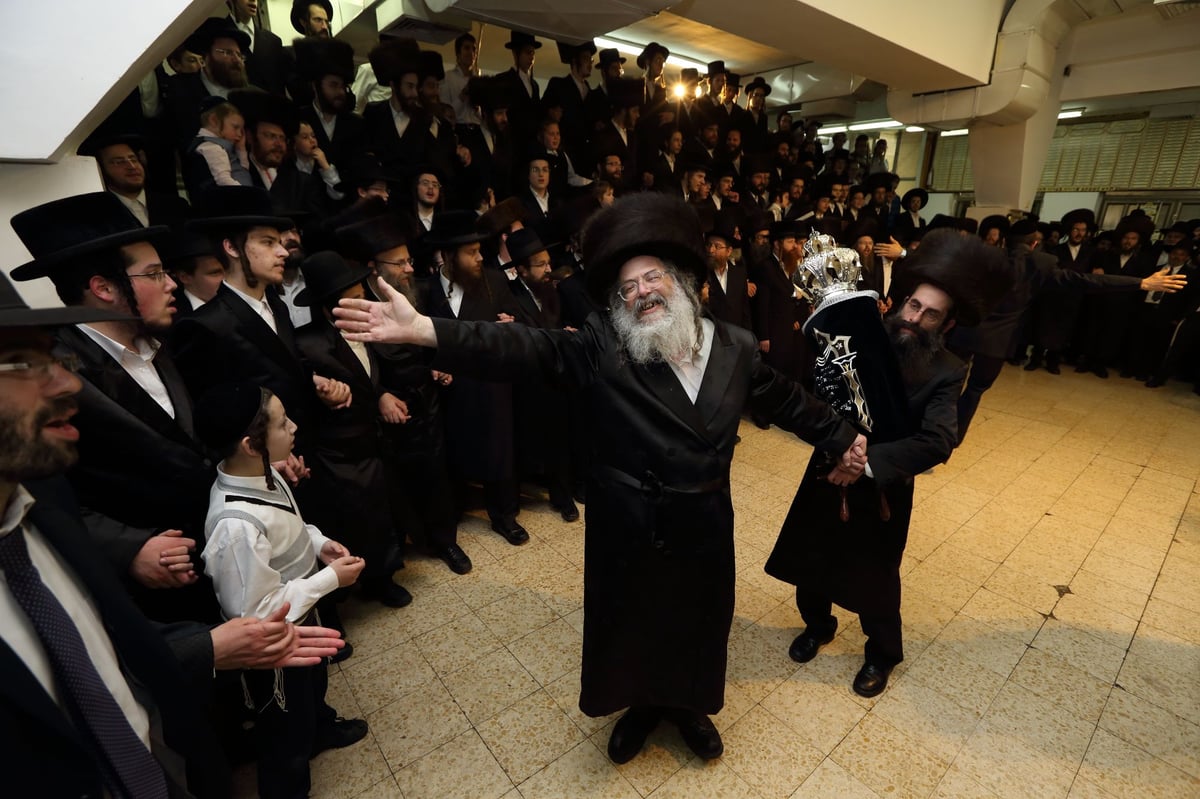 מרהיב: הכנסת ס"ת לקהילת 'חוג חתם סופר'