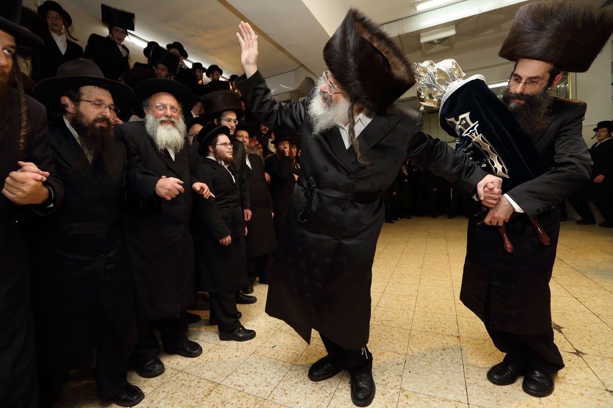 מרהיב: הכנסת ס"ת לקהילת 'חוג חתם סופר'