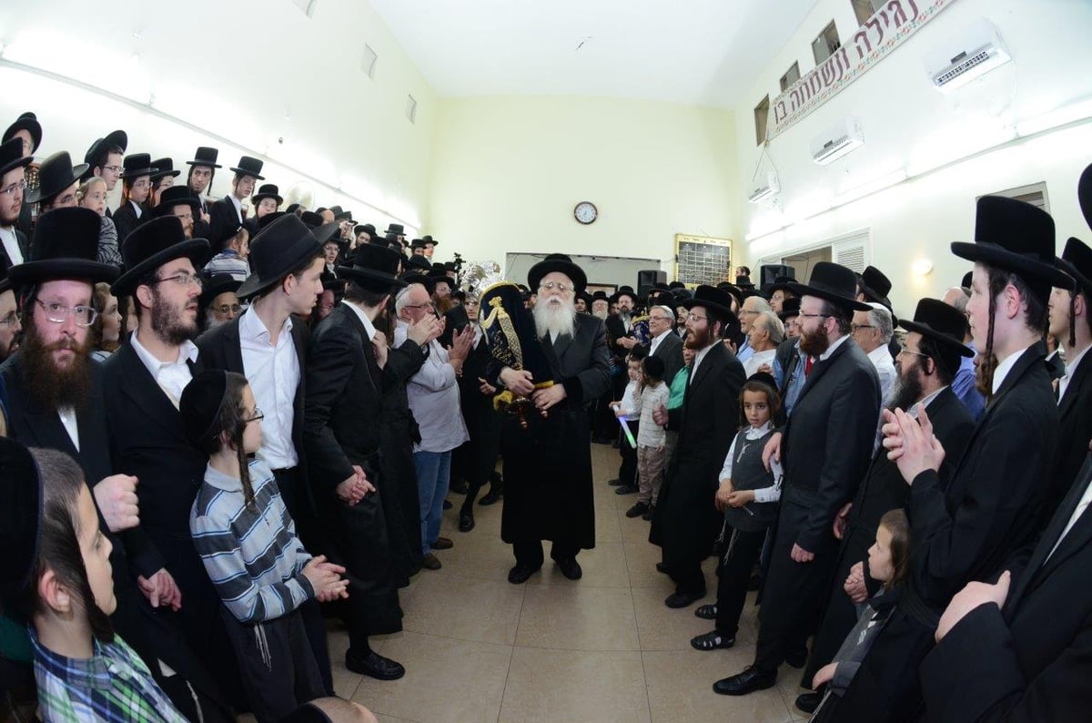 הכנסת ספר תורה ל"שאץ ויז'ניץ בחיפה • צפו