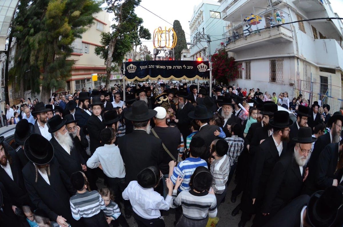 הכנסת ספר תורה ל"שאץ ויז'ניץ בחיפה • צפו