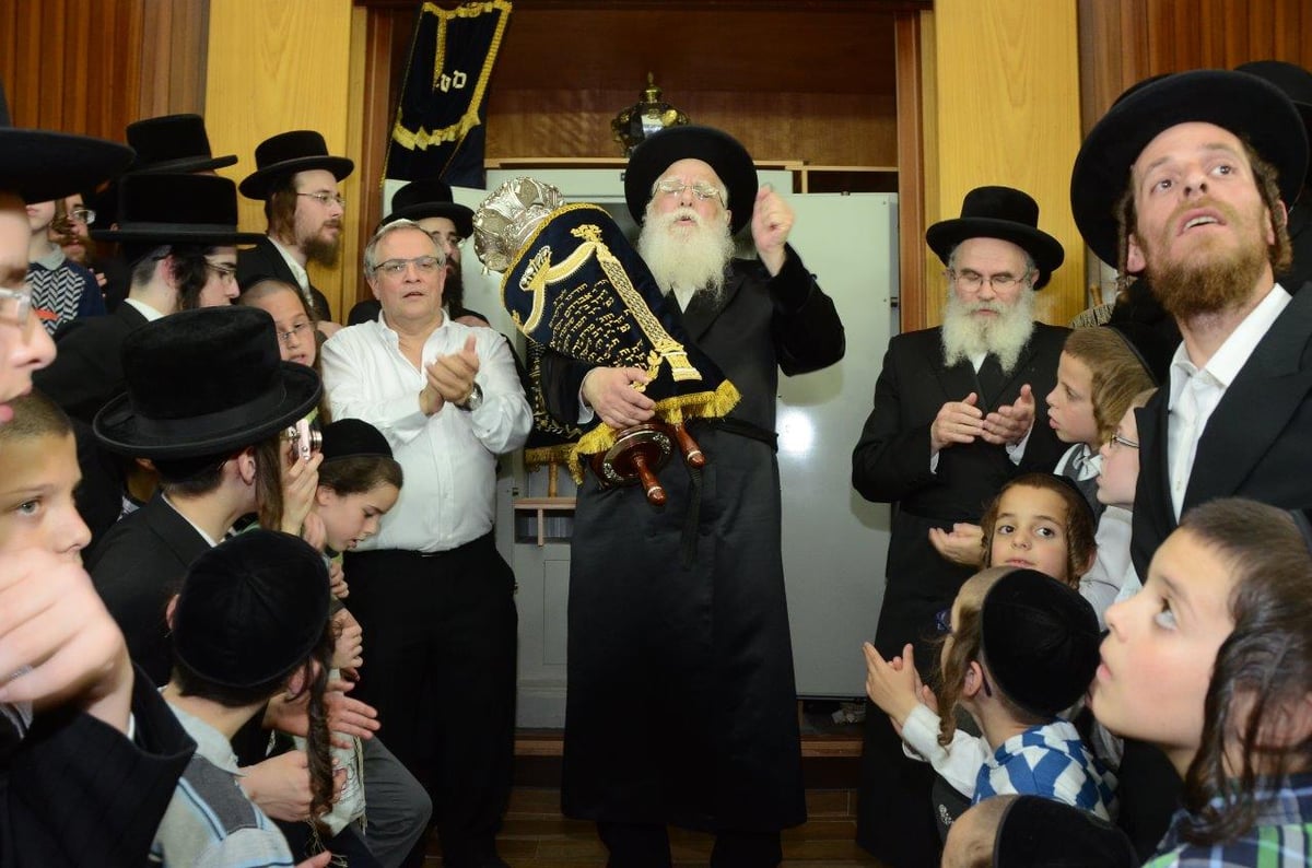 הכנסת ספר תורה ל"שאץ ויז'ניץ בחיפה • צפו