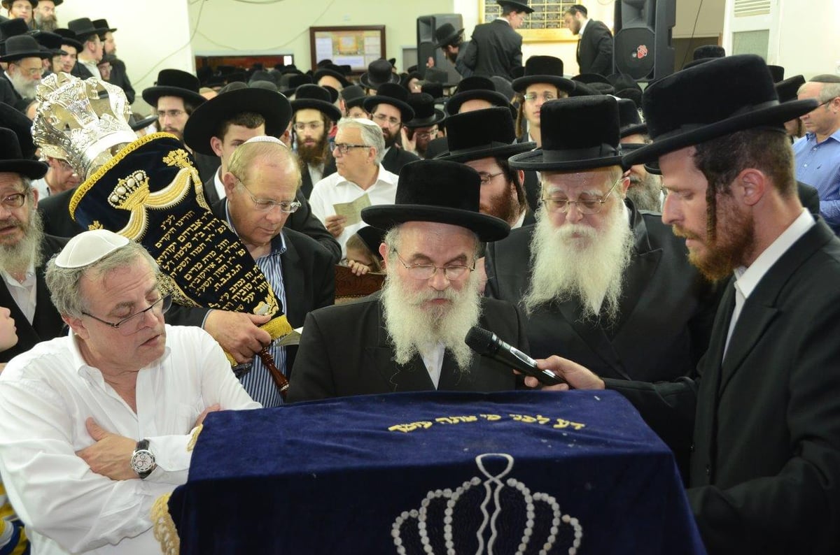 הכנסת ספר תורה ל"שאץ ויז'ניץ בחיפה • צפו