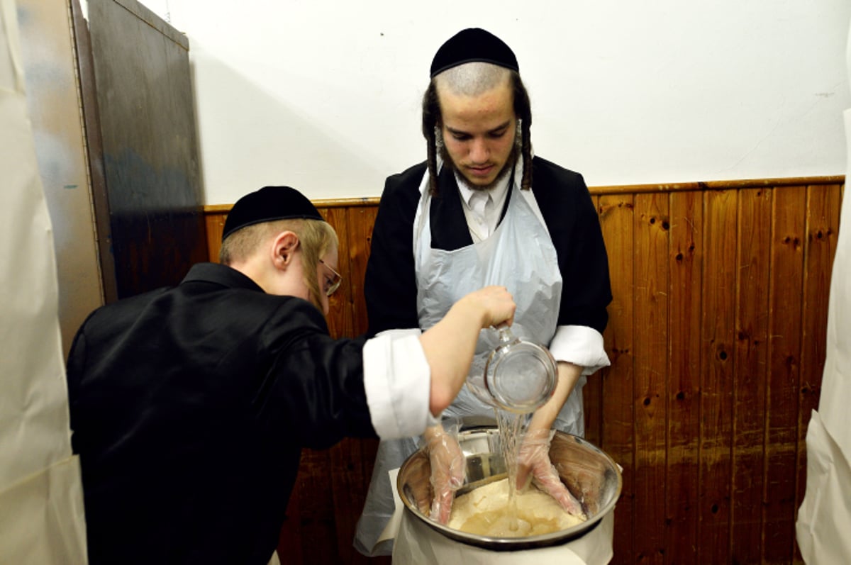 מהלישה ועד האפייה: המצות של קרעטשניף