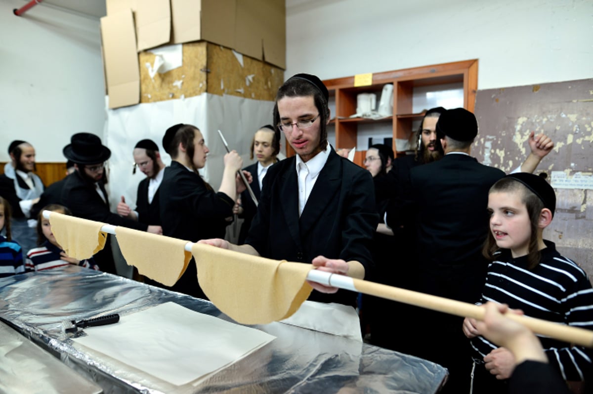 מהלישה ועד האפייה: המצות של קרעטשניף