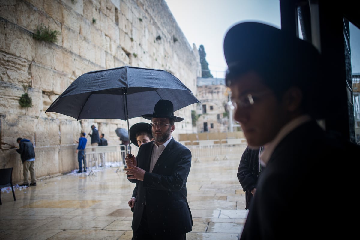 כשר לפסח: כך ניקו את אבני הכותל המערבי