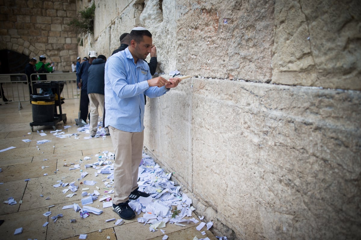 כשר לפסח: כך ניקו את אבני הכותל המערבי