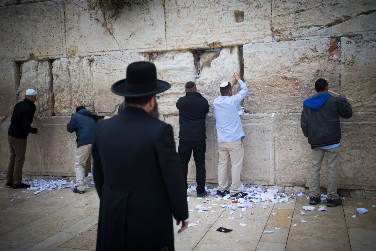 כשר לפסח: כך ניקו את אבני הכותל המערבי