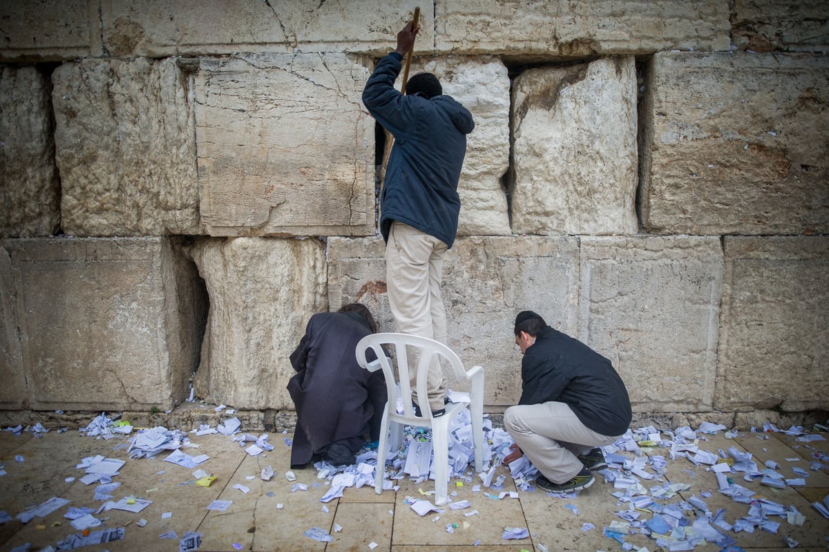 כשר לפסח: כך ניקו את אבני הכותל המערבי