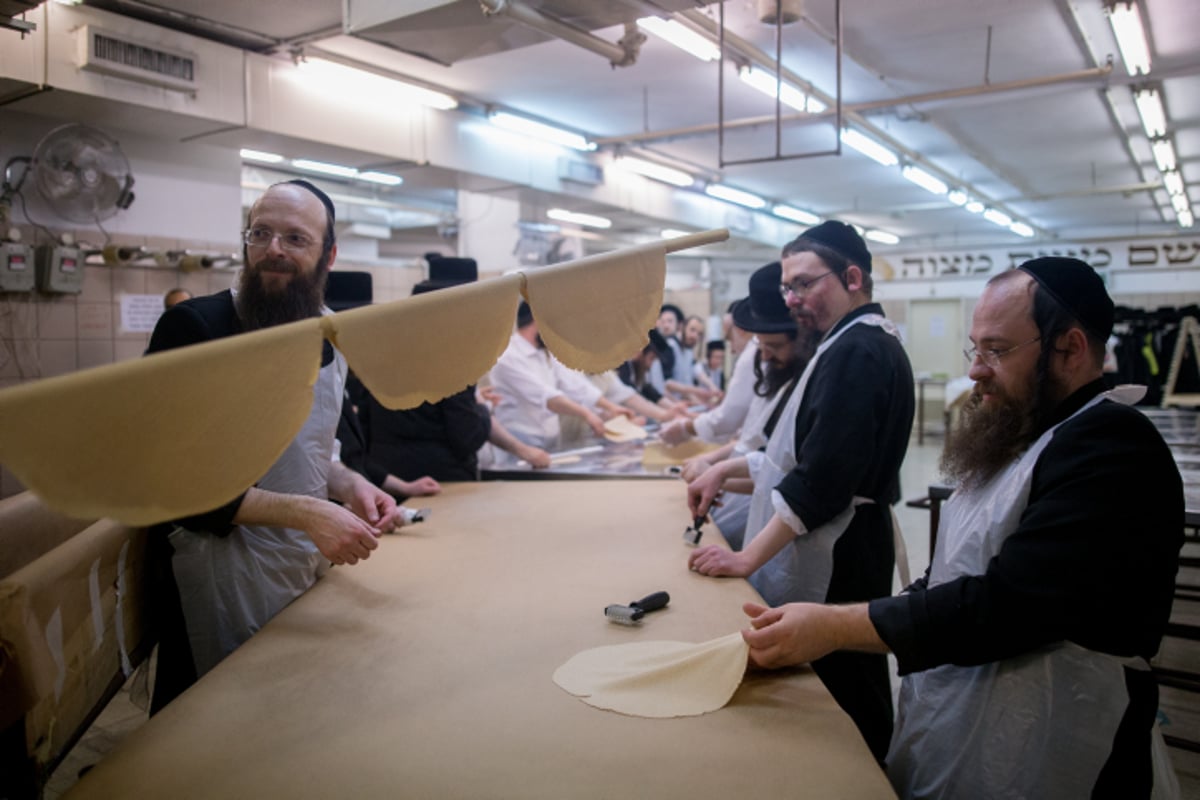 תיעוד מבפנים: כך מכינים בבעלזא מצות