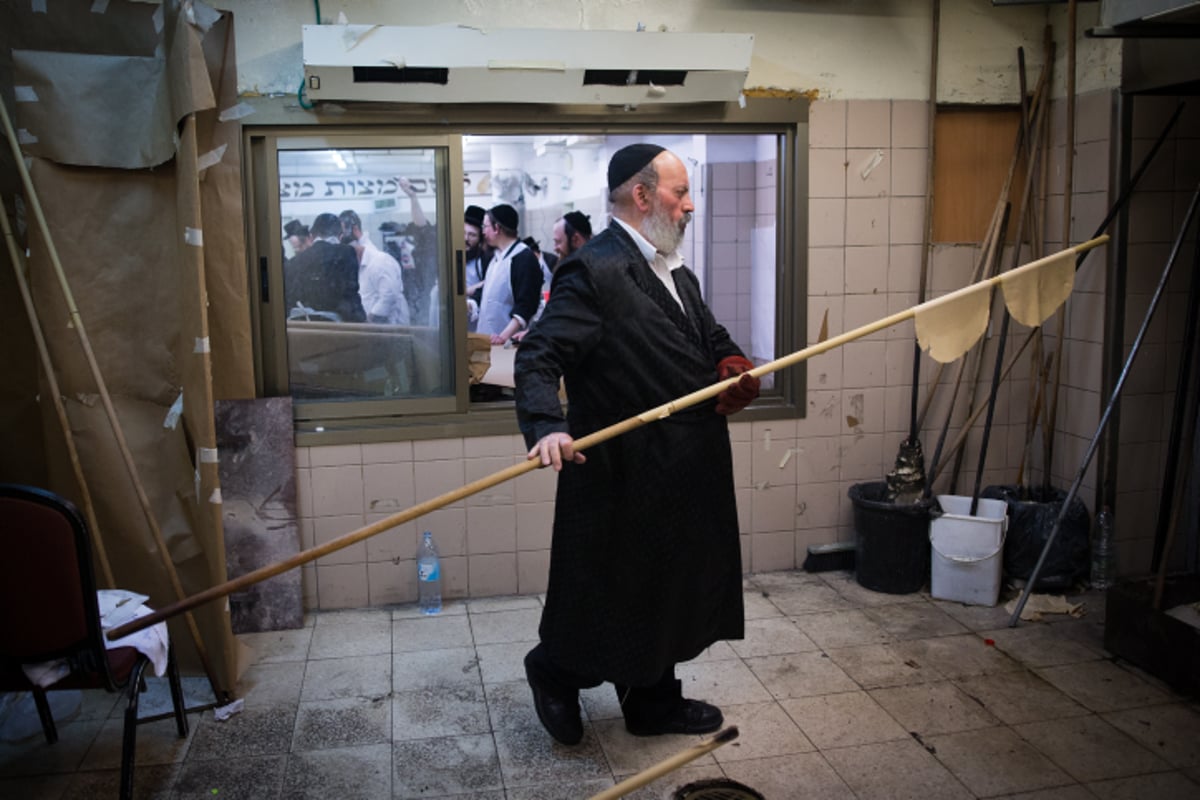 תיעוד מבפנים: כך מכינים בבעלזא מצות