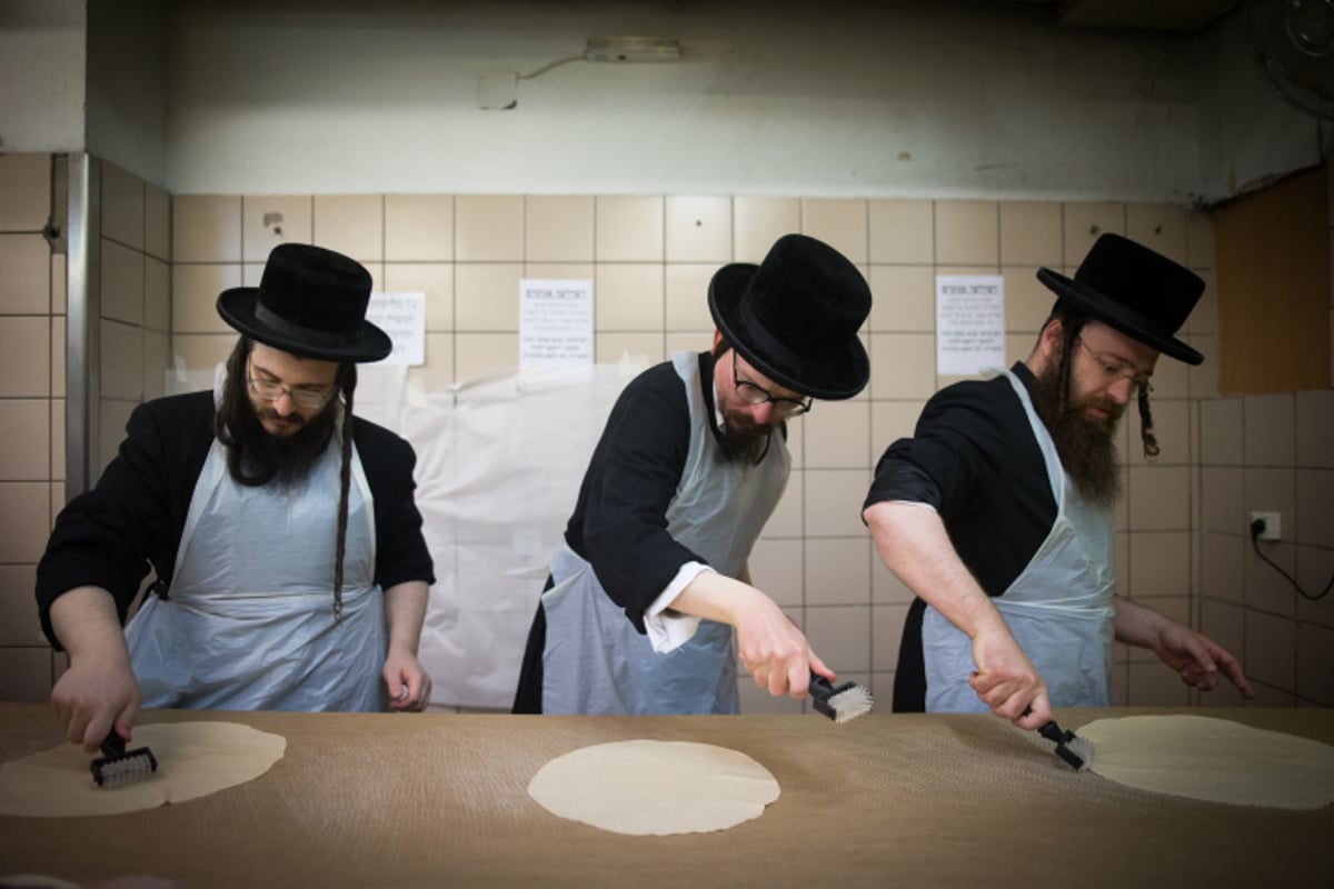 תיעוד מבפנים: כך מכינים בבעלזא מצות