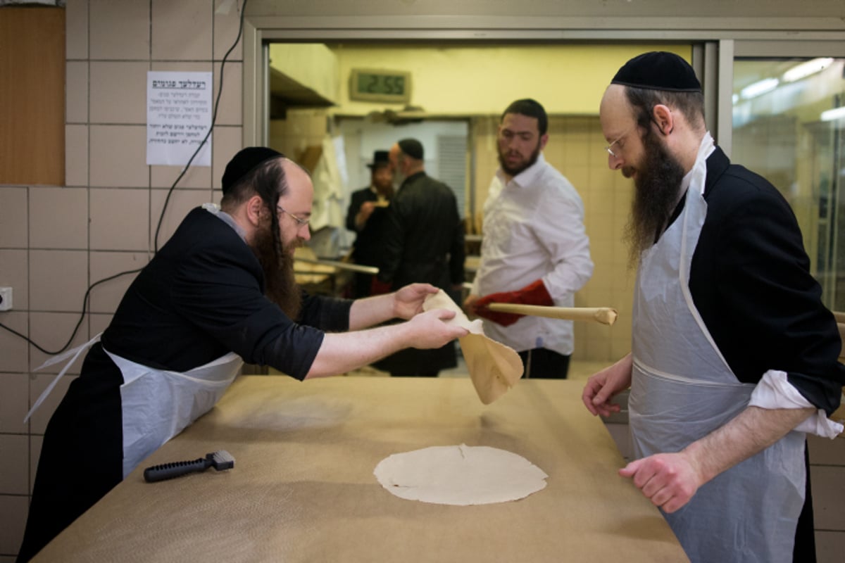 תיעוד מבפנים: כך מכינים בבעלזא מצות