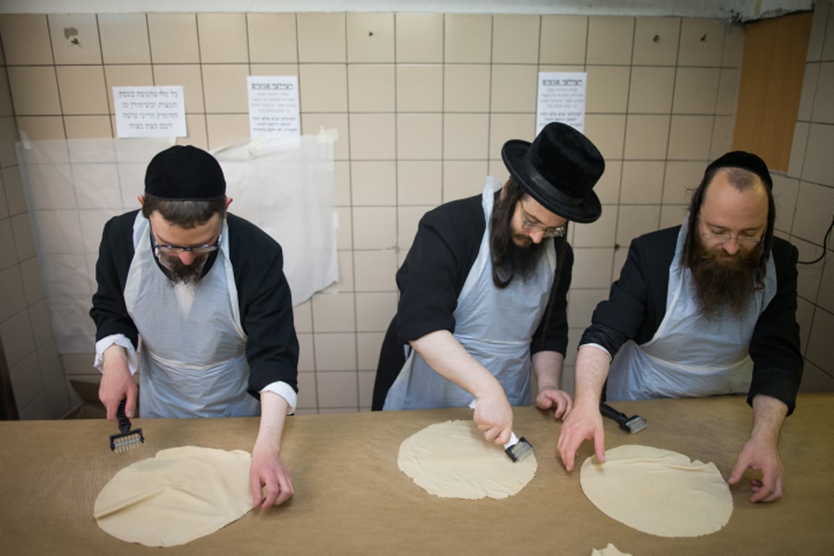 תיעוד מבפנים: כך מכינים בבעלזא מצות