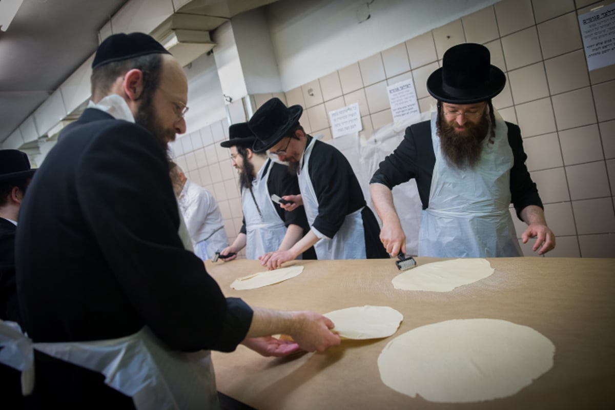 תיעוד מבפנים: כך מכינים בבעלזא מצות