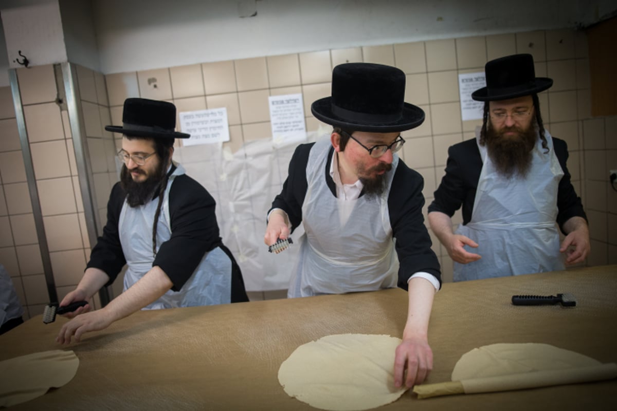 תיעוד מבפנים: כך מכינים בבעלזא מצות