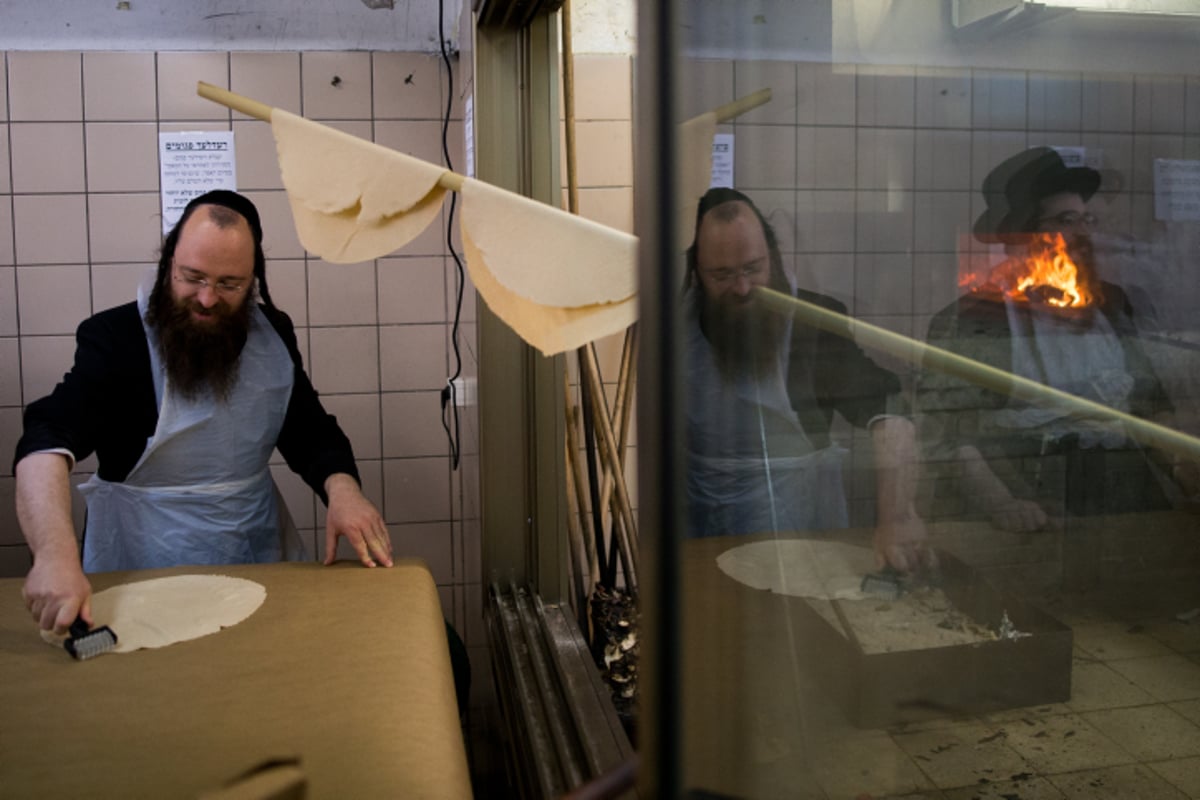 תיעוד מבפנים: כך מכינים בבעלזא מצות