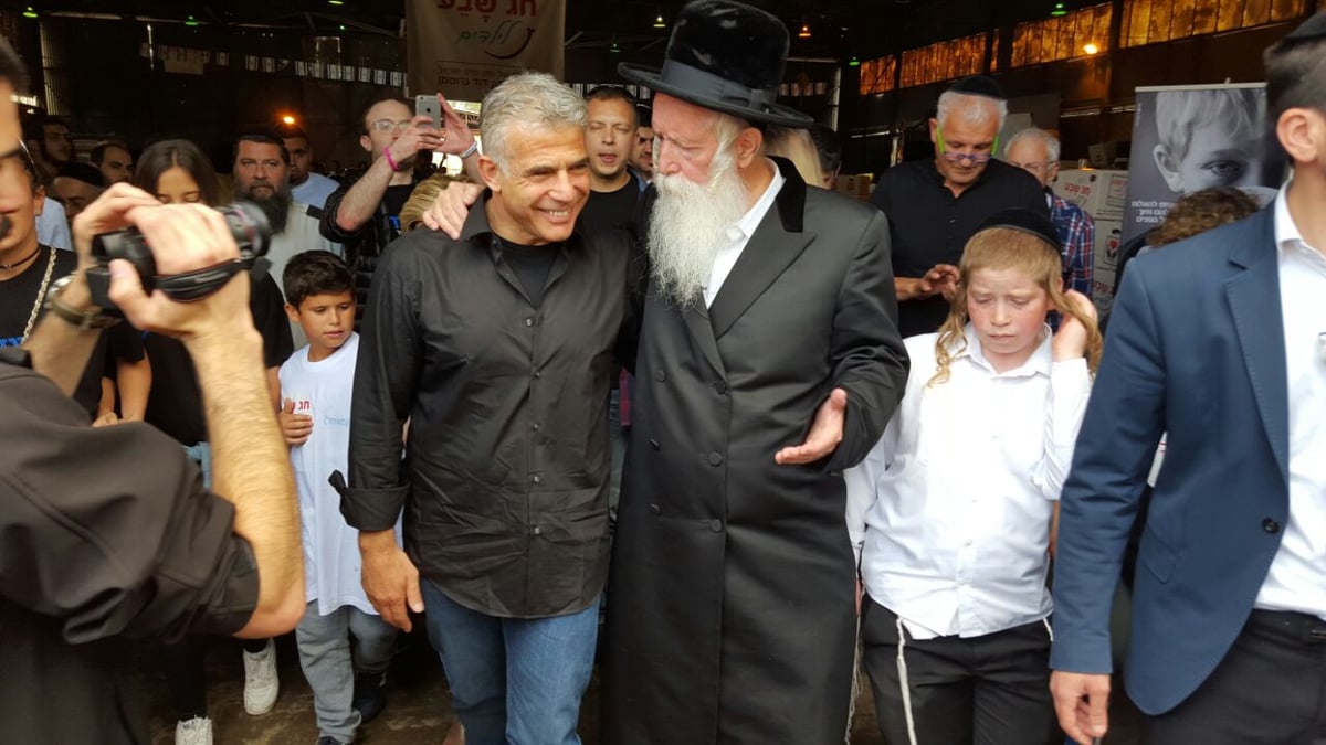 הפתעה ב'קמחא דפסחא': הרב גרוסמן בחיבוק חם ליאיר לפיד