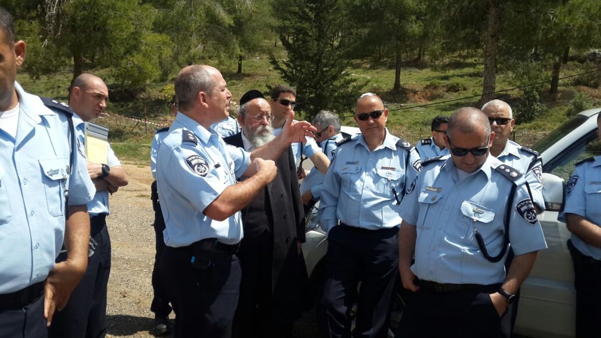 מוזס סייר עם שוטרי אגף התנועה במירון. צפו