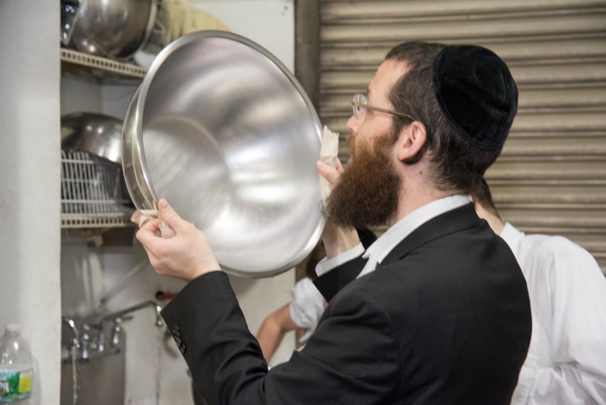 גלריה: ראש ישיבת ליקווד באפיית מצות