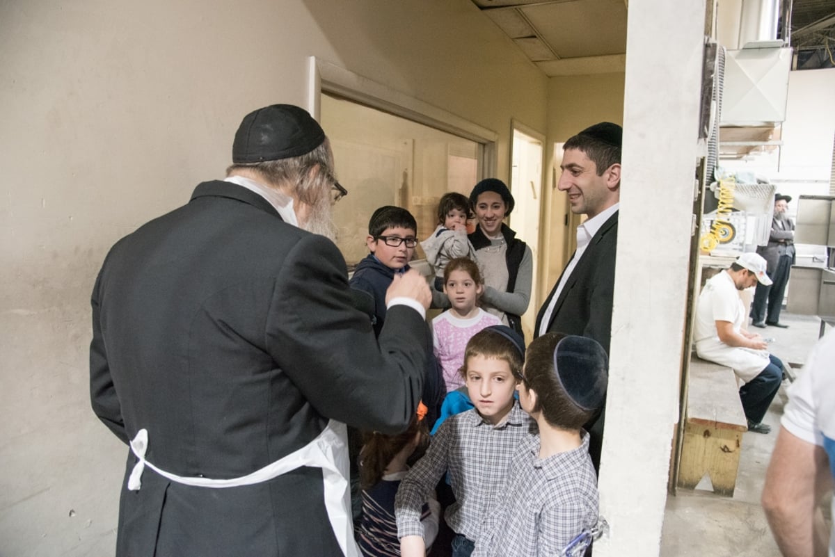 גלריה: ראש ישיבת ליקווד באפיית מצות