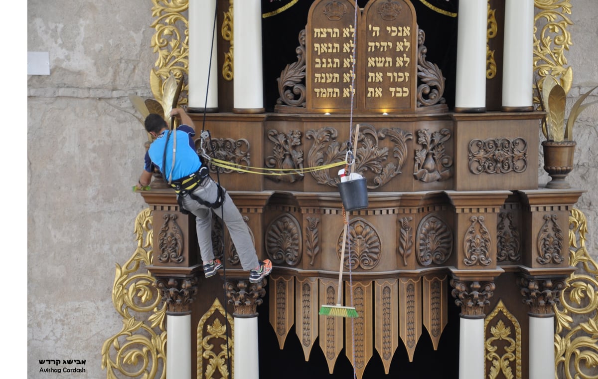 ניקוי ארון הקודש בבית כנסת החורבה לפני פסח