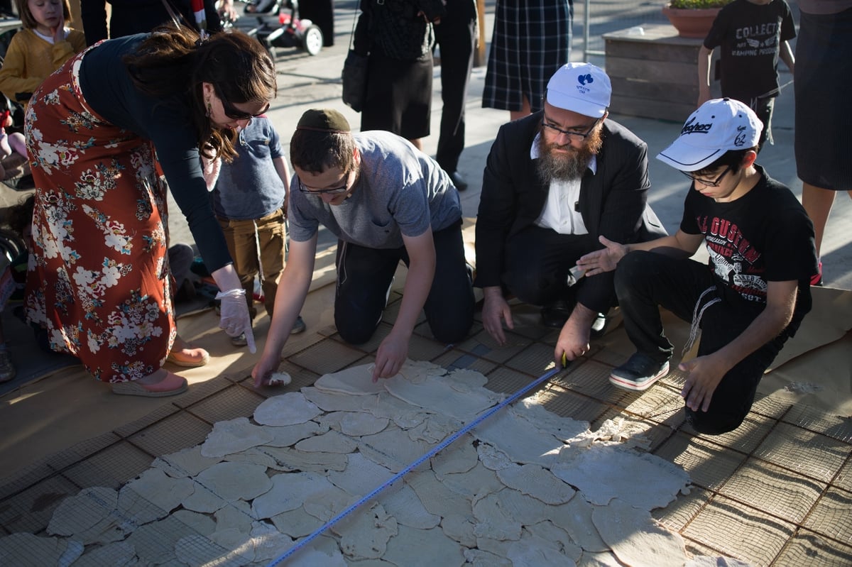 צפו בתיעוד: האם זו המצה הגדולה בעולם?