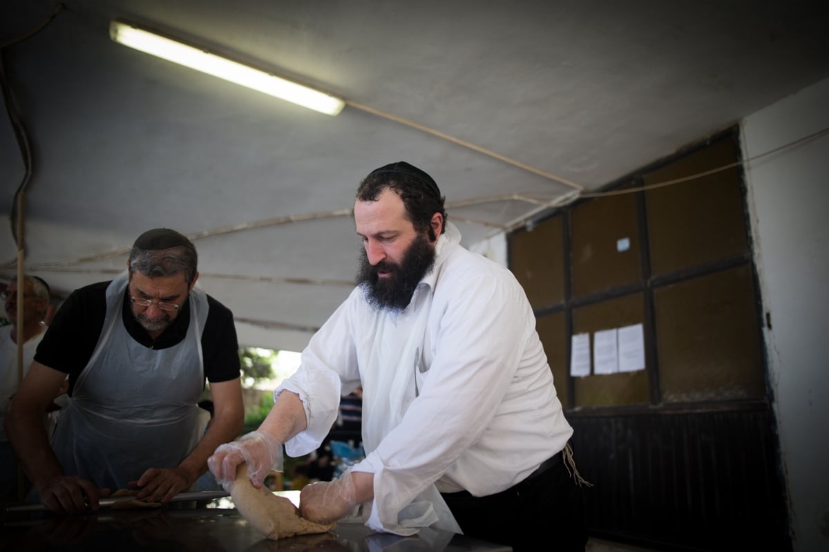 אפיית מצות ב... חניון, כבר ראיתם?