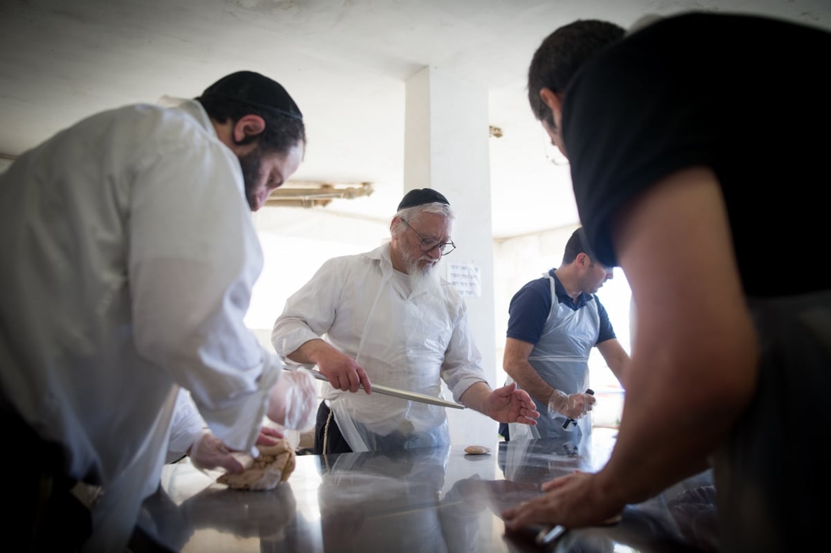 אפיית מצות ב... חניון, כבר ראיתם?