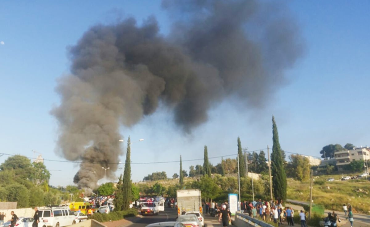 פיגוע בירושלים: 15 בני אדם נפגעו באוטובוס 'אגד' שהתפוצץ