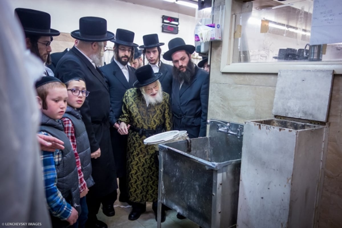 באשמורת הבוקר: אפיית המצות של זקן האדמו"רים