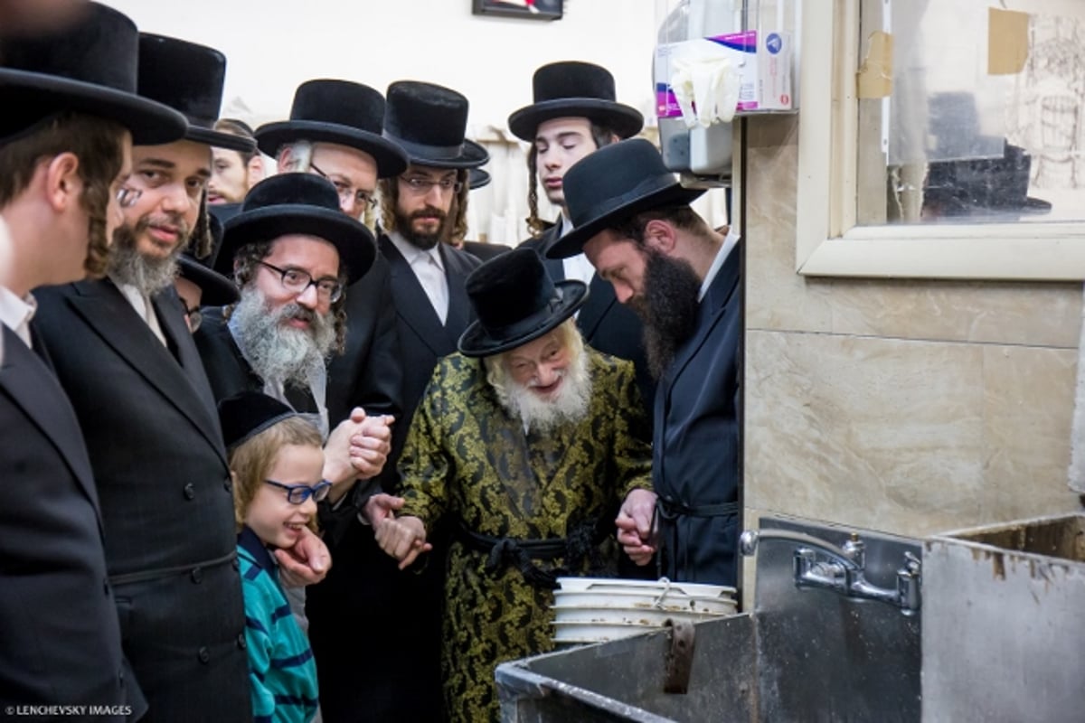 באשמורת הבוקר: אפיית המצות של זקן האדמו"רים