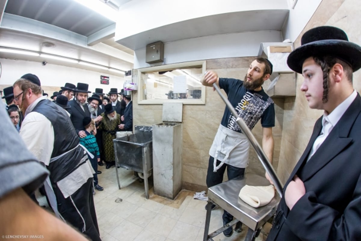 באשמורת הבוקר: אפיית המצות של זקן האדמו"רים