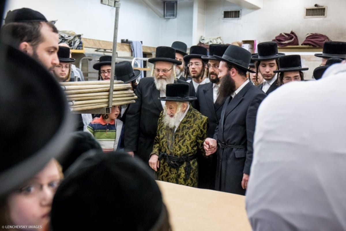 באשמורת הבוקר: אפיית המצות של זקן האדמו"רים