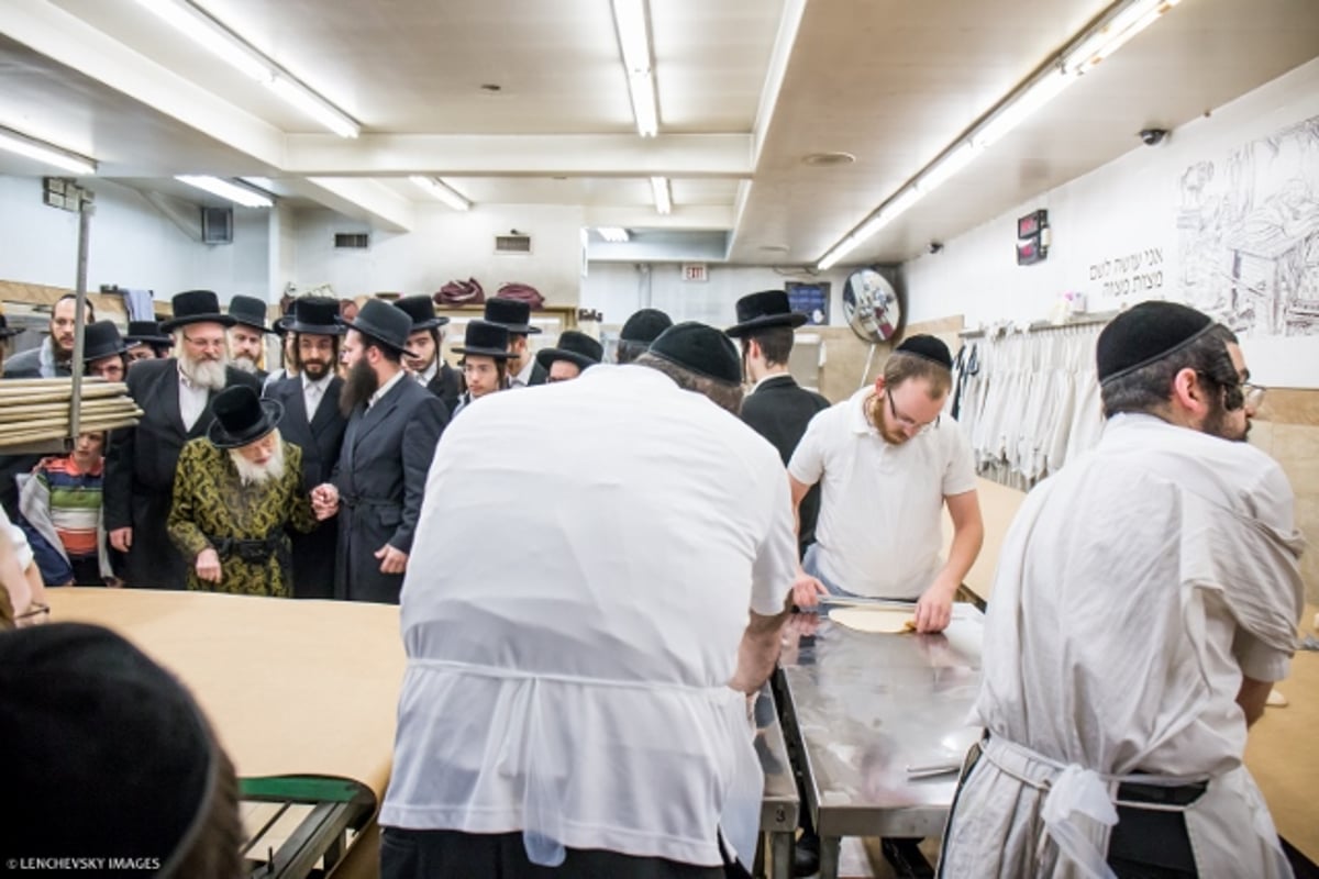 באשמורת הבוקר: אפיית המצות של זקן האדמו"רים