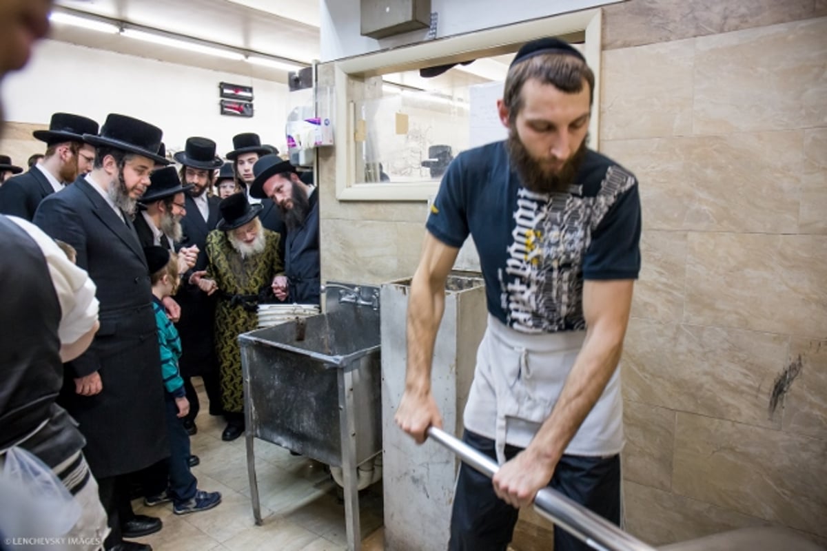 באשמורת הבוקר: אפיית המצות של זקן האדמו"רים