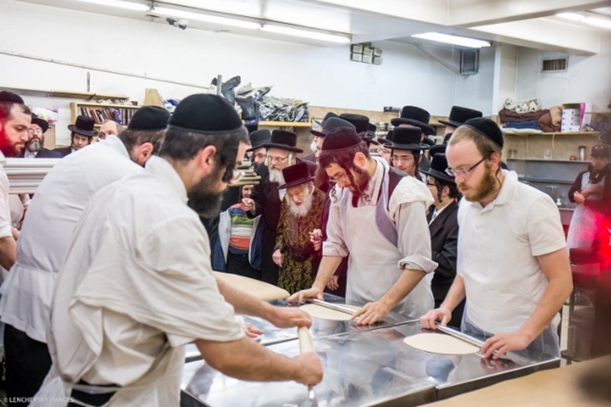 באשמורת הבוקר: אפיית המצות של זקן האדמו"רים