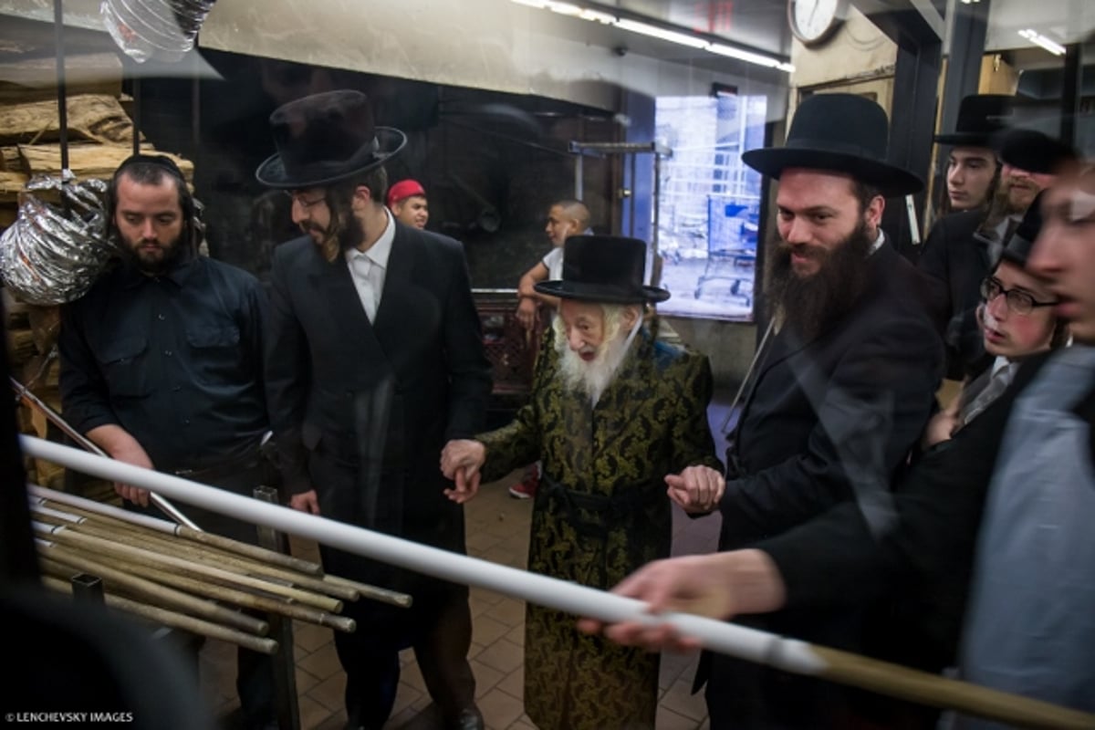 באשמורת הבוקר: אפיית המצות של זקן האדמו"רים