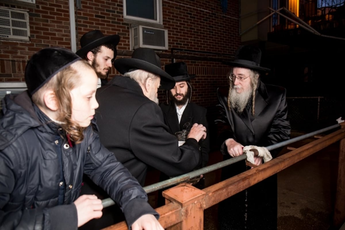 גלרית ענק: אדמו"רי ורבני ארה"ב באפיית מצות