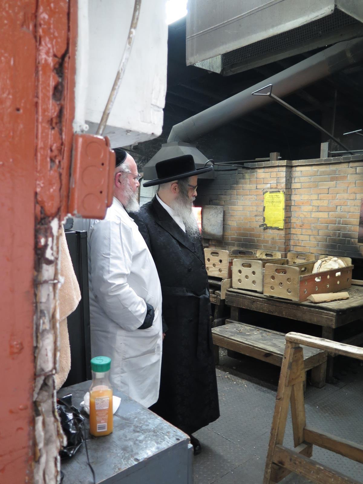 גלרית ענק: אדמו"רי ורבני ארה"ב באפיית מצות