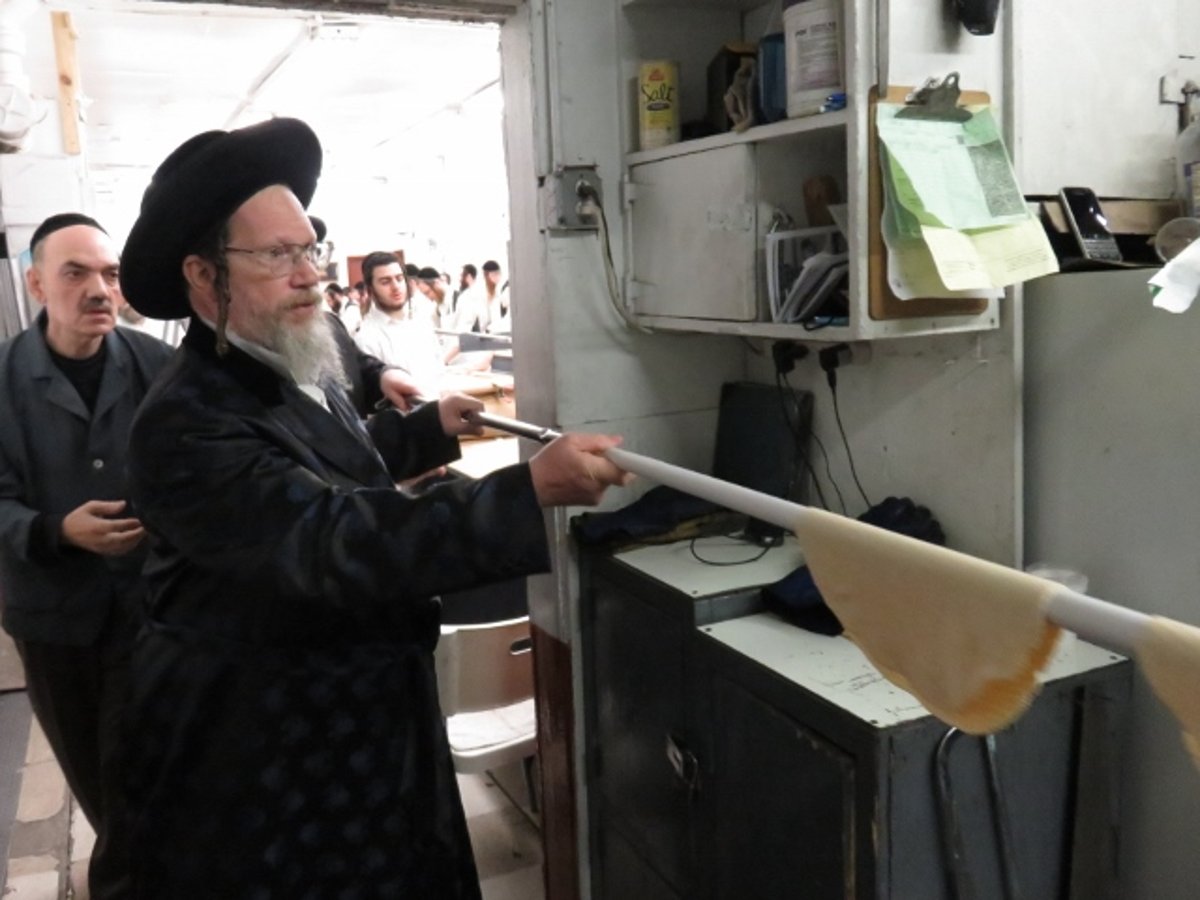 גלרית ענק: אדמו"רי ורבני ארה"ב באפיית מצות