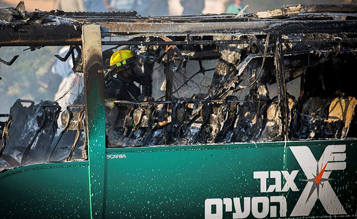 אחד האוטובוסים שנשרפו בעקבות הפיצוץ