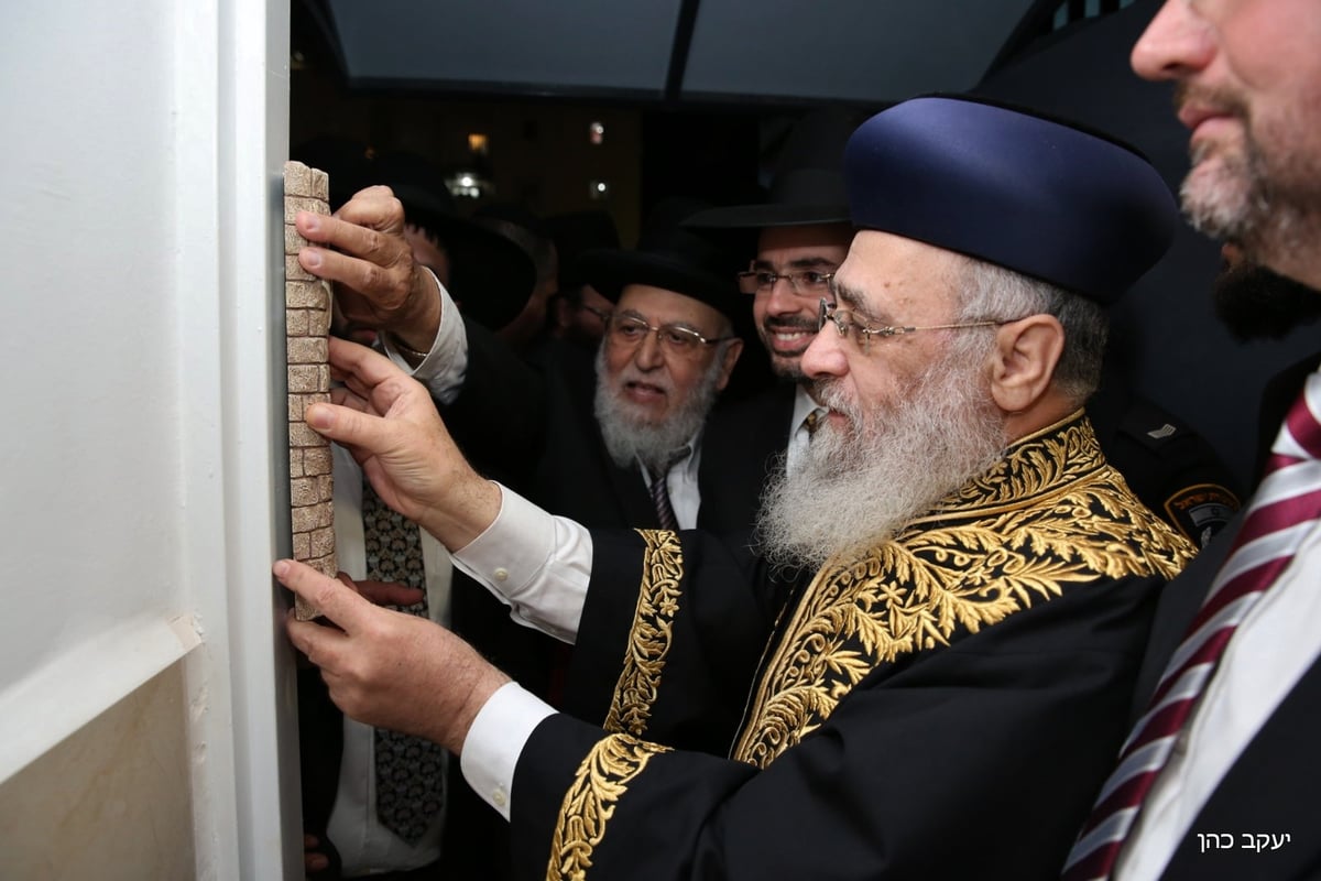 פתח תקווה עושה כבוד לתורה: בית כנסת על שם מרן הגר"ע יוסף