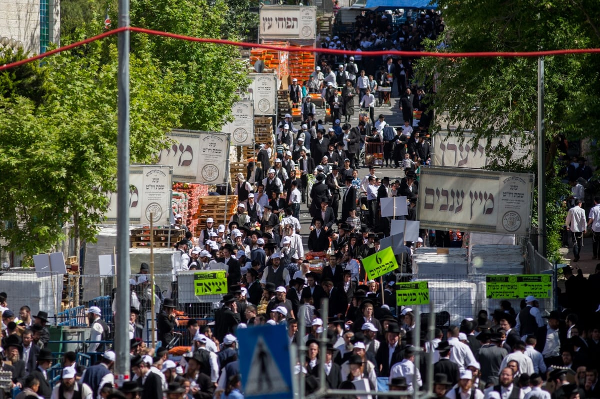 חלוקת 'קמחא דפסחא' במאה שערים • תיעוד