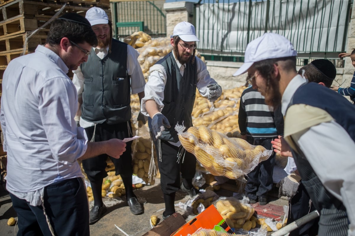 חלוקת 'קמחא דפסחא' במאה שערים • תיעוד