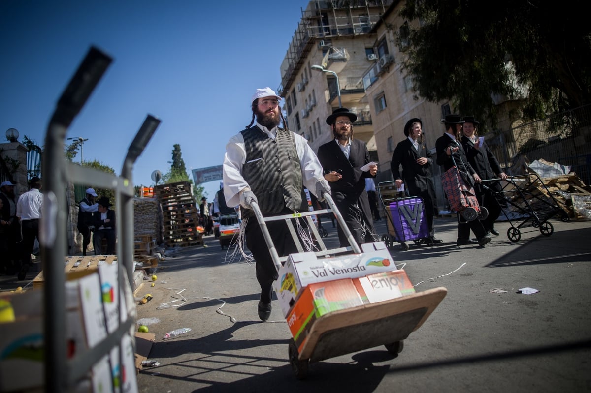 חלוקת 'קמחא דפסחא' במאה שערים • תיעוד