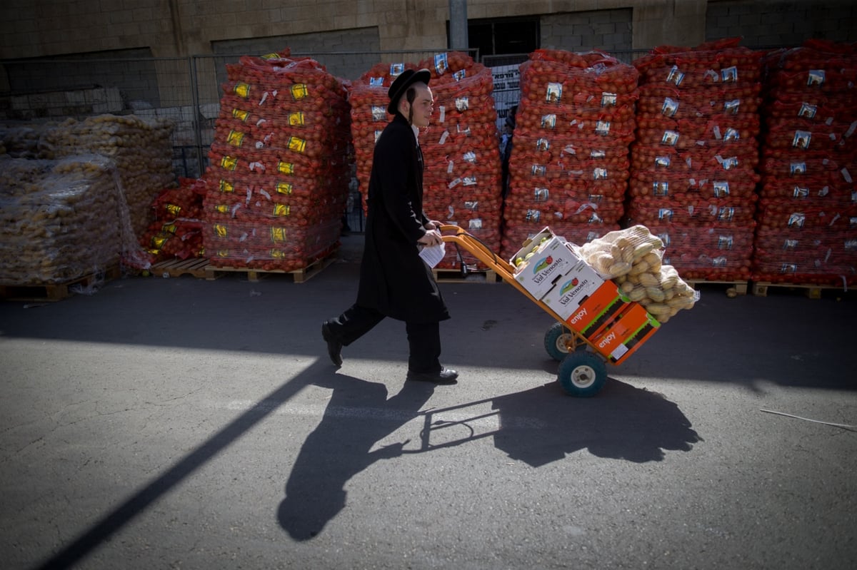 חלוקת 'קמחא דפסחא' במאה שערים • תיעוד