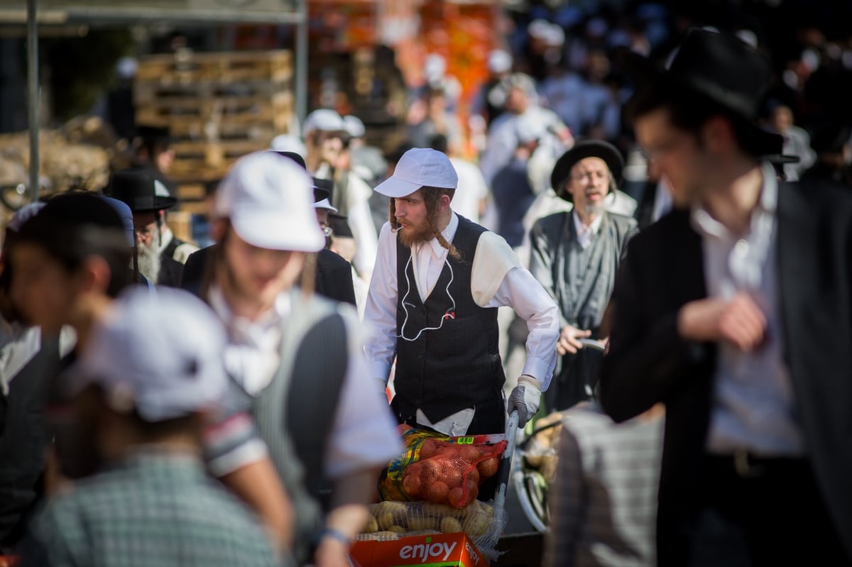 חלוקת 'קמחא דפסחא' במאה שערים • תיעוד